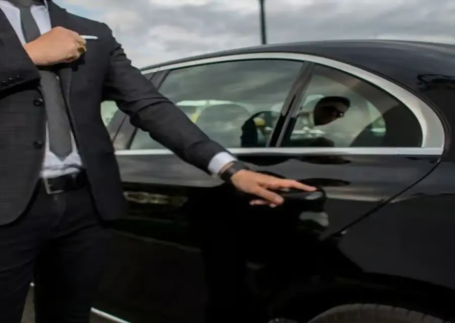 Privater Transfer mit Limousine vom Flughafen Luxor